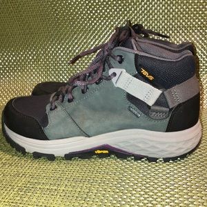 Women’s size 7.5 (euro 38.5) Teva Grandview Hikers- worn a few times, too small